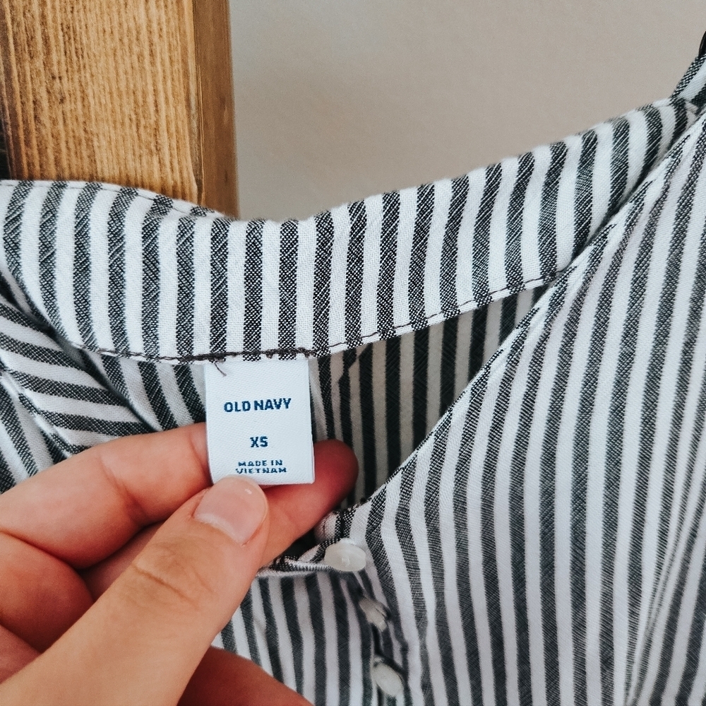 3/$20 Old Navy Grey & White Vertical Stripe Cami Top (Size XS) - Picture 5 of 5